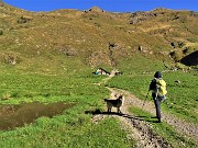 14 Scolliniamo abbassandoci poi su stradetta verso la Casera Foppa (1750 m)